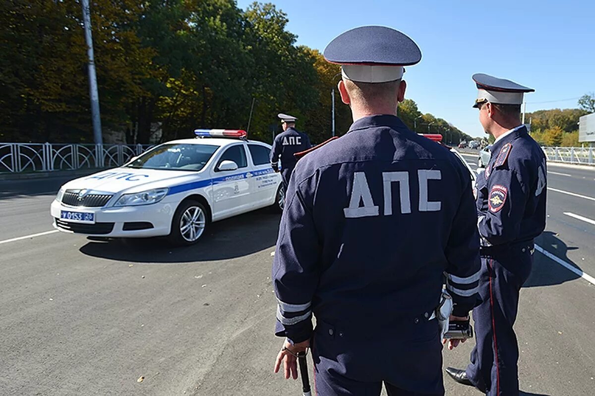 Гибдд 6 октября. Полицейский ДПС. Сотрудник ДПС. Полицейский ГИБДД. Инспектор дорожно-патрульной службы ГИБДД.