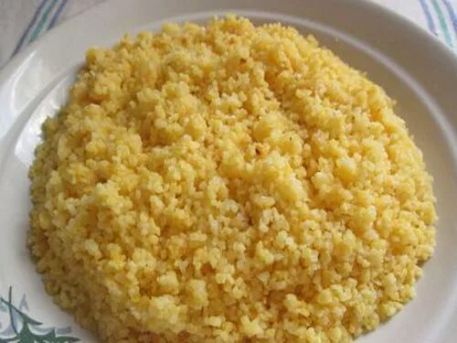 Как сварить кукурузную кашу на воде рассыпчатую. Рассыпчатая кукурузная каша на воде. кукурузная каша рассыпчатая. крупа кукурузная в готовом виде. каша из кукурузной крупы на воде.