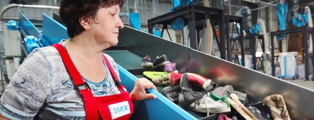 Прием ненужных вещей в солнцево. Приём обуви на переработку. Рандеву обувь. Переработанная обувь. Переработка и утилизация одежды.