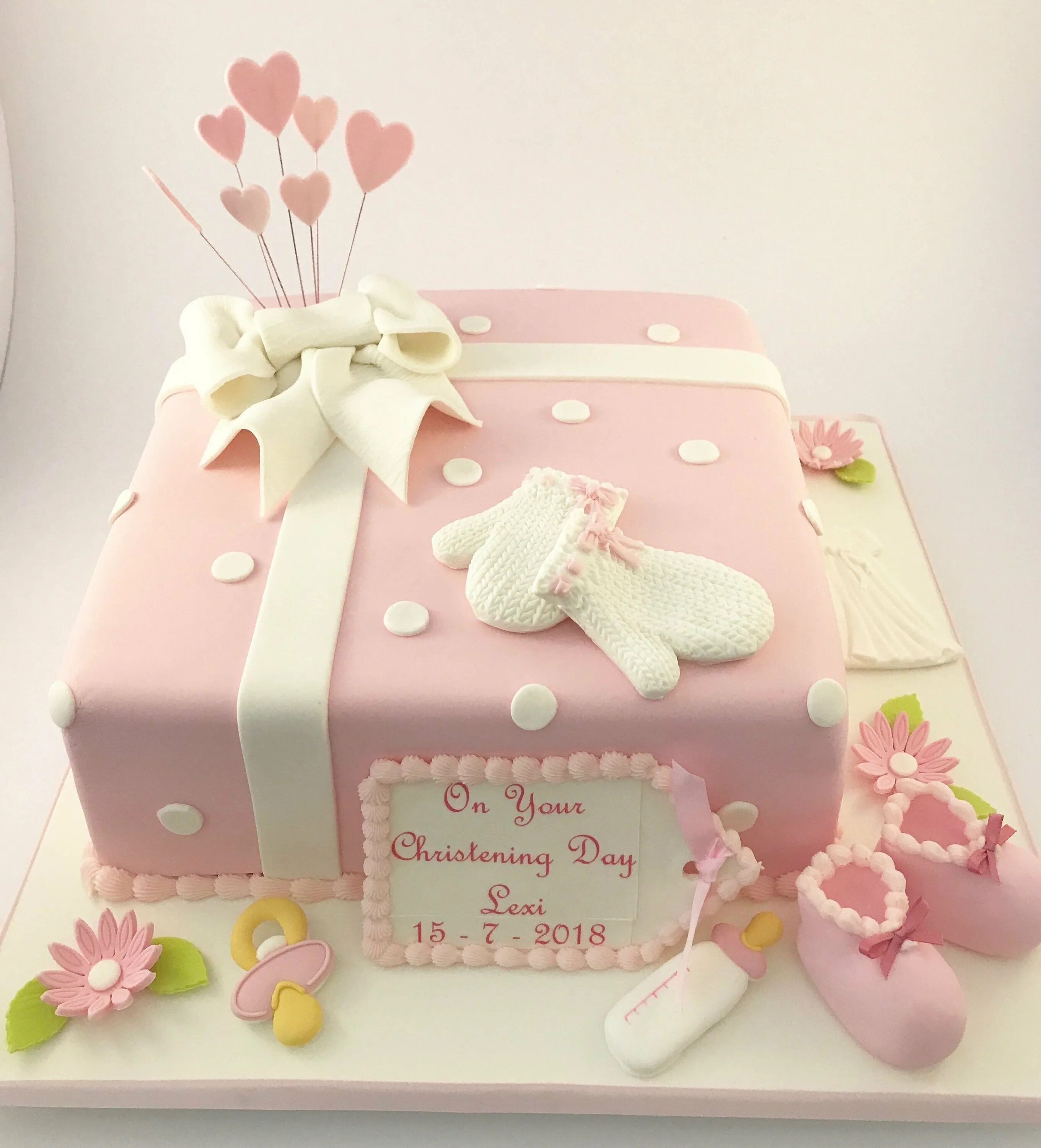 Красивый торт на рождения девочки. Торт на рождение девочки. Тортик для новорожденной девочки. Торт для новорожденных девочек. Торт на день рождения девочке.
