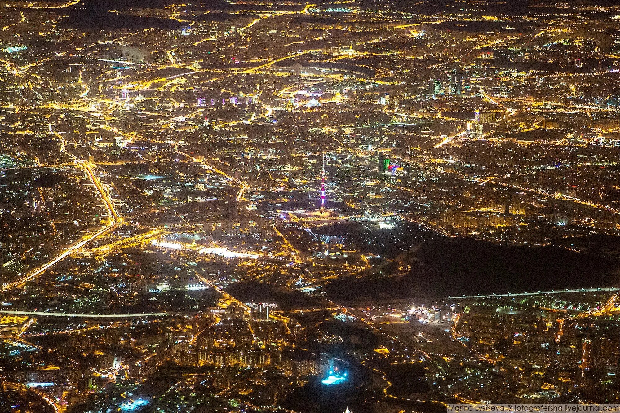 Земля мкад. Ночная Москва сверху. Москва вид сверху. Москва вид сверху ночью. Как выглядит Москва сверху.
