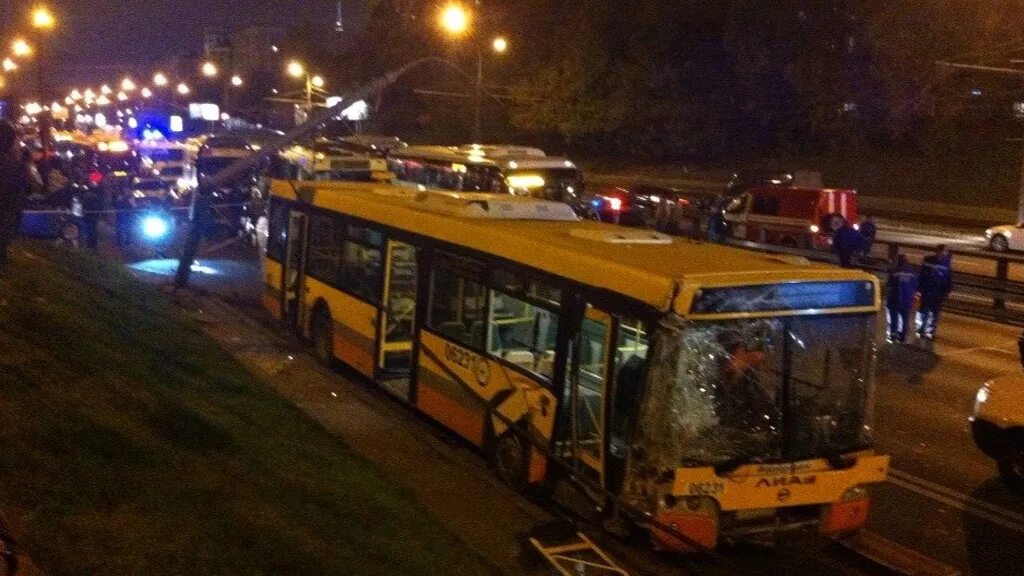 Мосгортранс дтп москва. Водитель автобуса. Водитель автобуса упавшего в мойку. Водитель автобуса упавшего в мойку. Бандитские тачки.