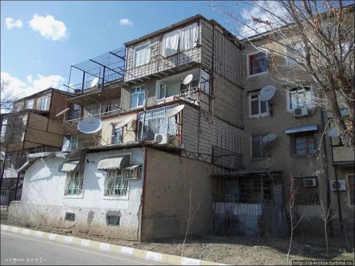 Дом жилой на разбор. Балконы в Дагестане самострой. Ереван балконы пристройки. Тбилиси самострой. Балконы в Баку самострой.