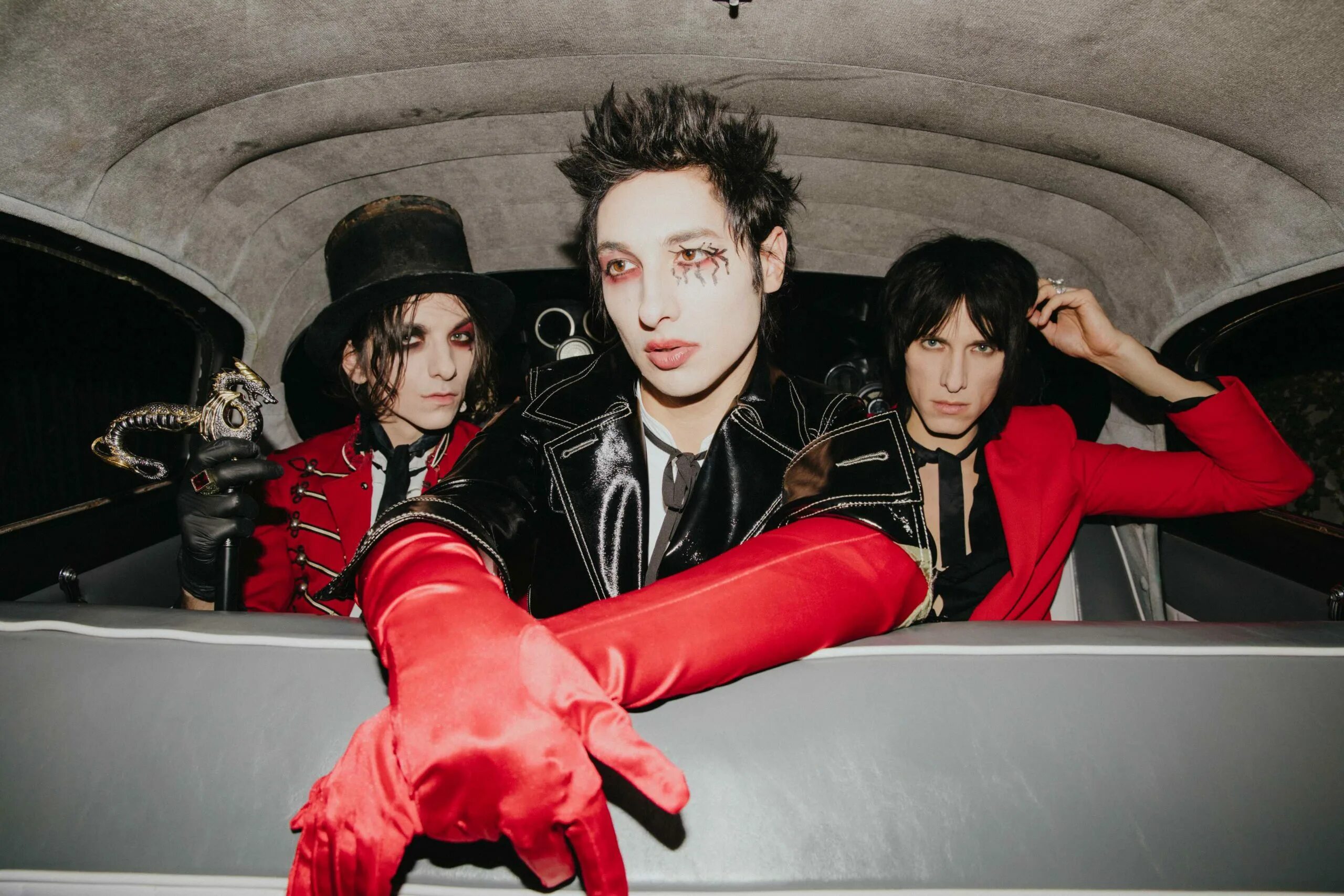 Palaye royale dead. Группа Palaye Royale. Группа Palaye Royale Ремингтон. Группа Palaye Royale участники. Солист группы Palaye Royale.