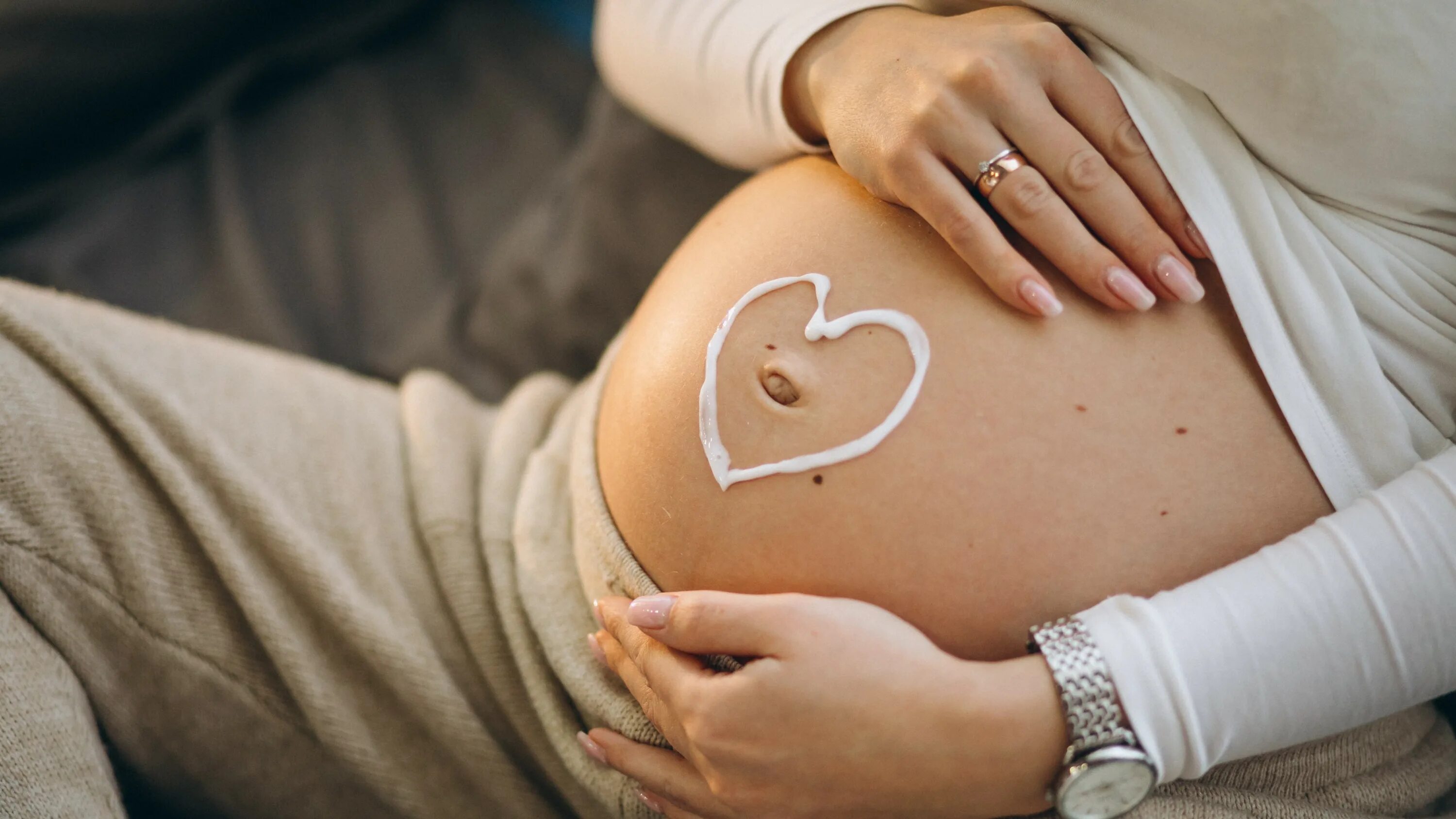 Картинки беременных. Беременный живот. Беременность картинки.
