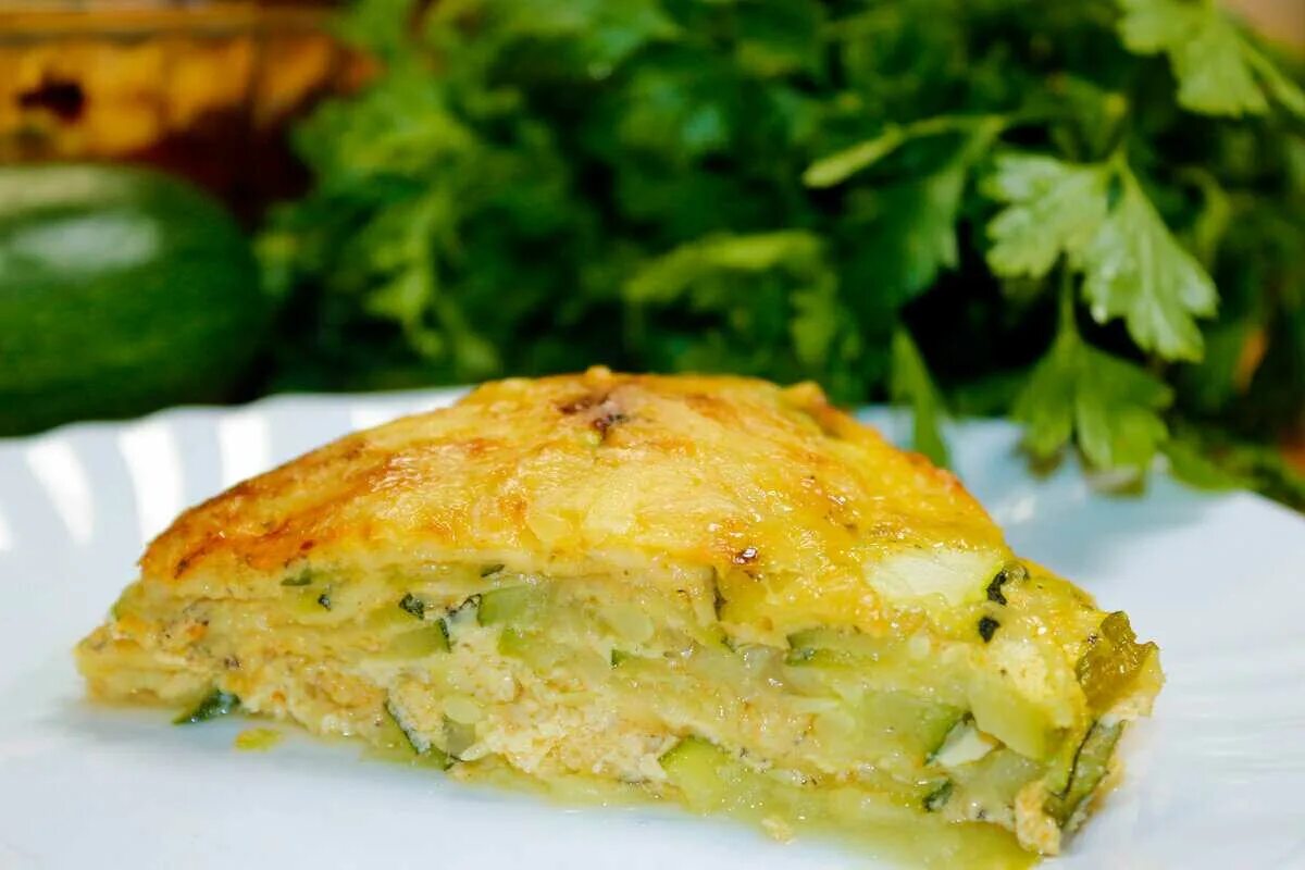 Кабачки запеченные в духовке с сыром. Запеканка кабачки цукини фарш. Диетическая запеканка из кабачков. Мясная запеканка с кабачками в духовке. Творожно кабачковая запеканка.