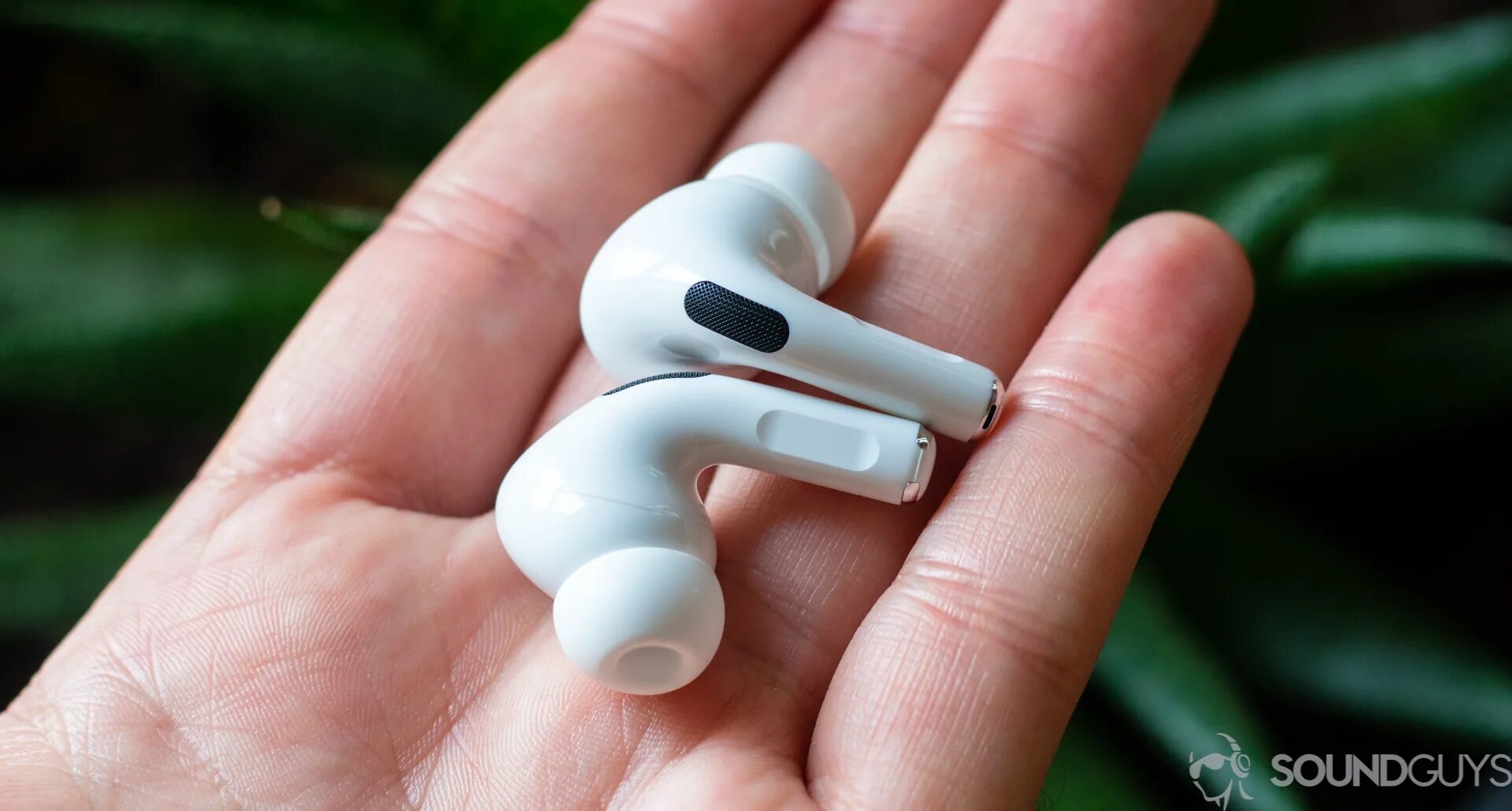 Airpods pro anc. Наушники с ушами проводные. Жужжит наушник. Наушники apple airpods pro в ушах. 2 в ухе.