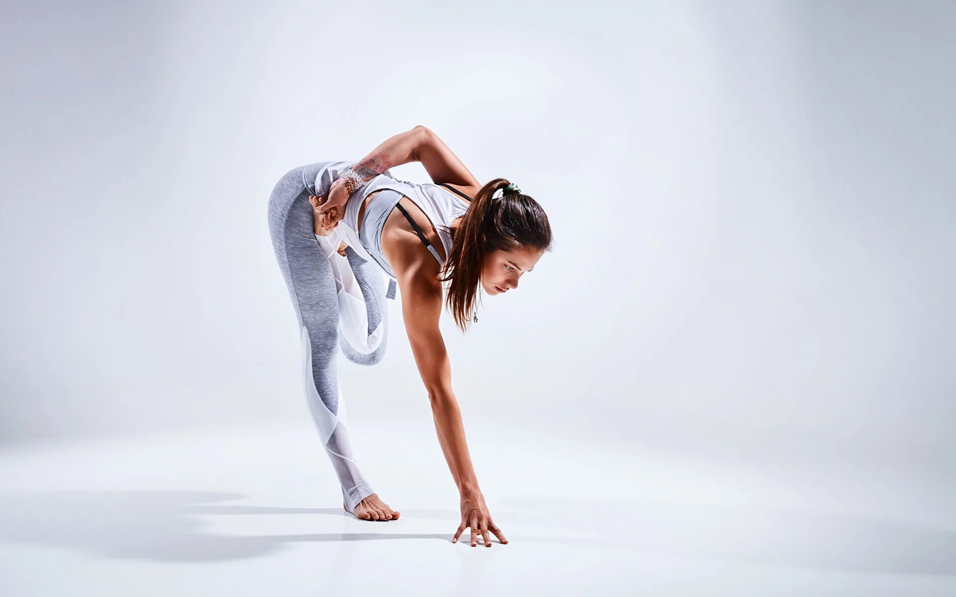 Картинки девушек разных поз. Катрин лашанс модель. Картинки девушек разных поз. Интересные позы моделей. Девушка в майке и джинсах.