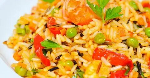 Креветки с рисом и овощами на сковороде