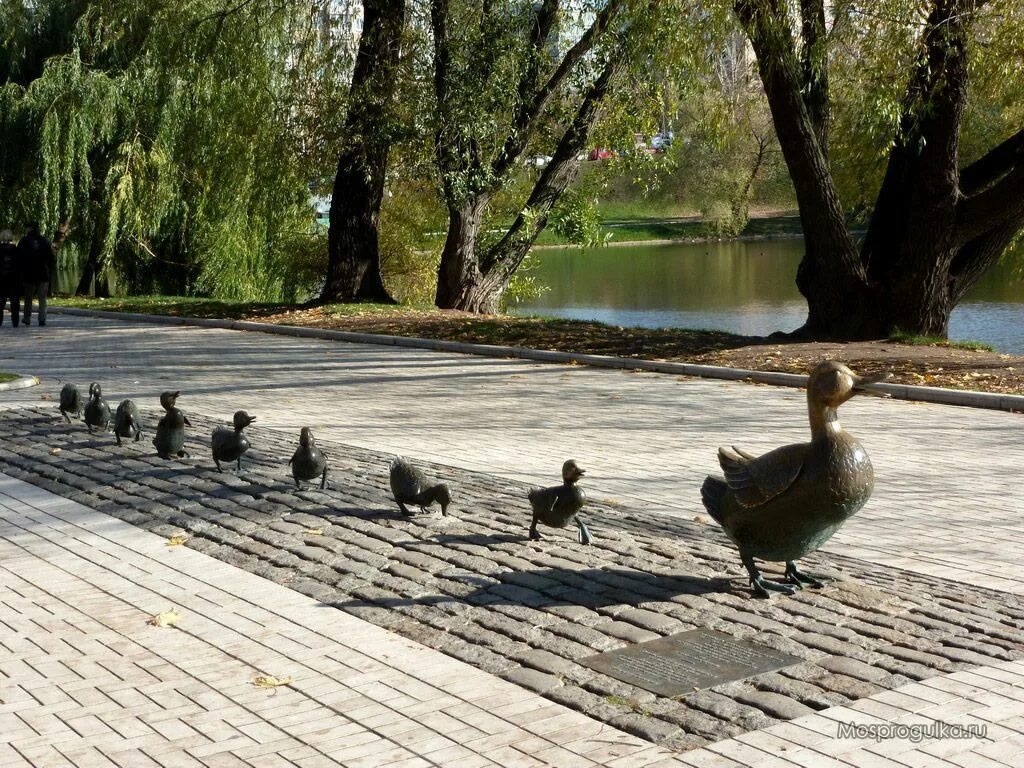 Duck barbra. Памятник утятам Новодевичий монастырь. Новодевичий монастырь уточки. Скульптура утки Новодевичий монастырь. Памятник дорогу утятам в Москве.