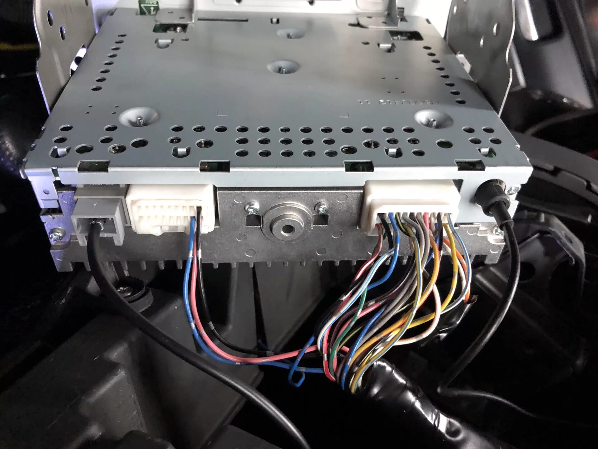 Магнитола без экрана. Штатная магнитола Mitsubishi l200. Connector Mitsubishi Outlander 3 магнитола. Автомагнитола Mitsubishi l200 разъемы. Dy-1m e3r45-t-j8 магнитола Митсубиси Аутлендер.