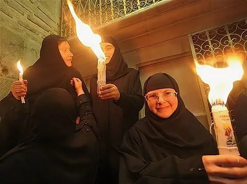 Четверговый огонь в православии из храма. Четверговый огонь в православии из храма. Четверговый огонь. Фото свечей для благодатным огнем. Четверговый огонь в православии из храма.