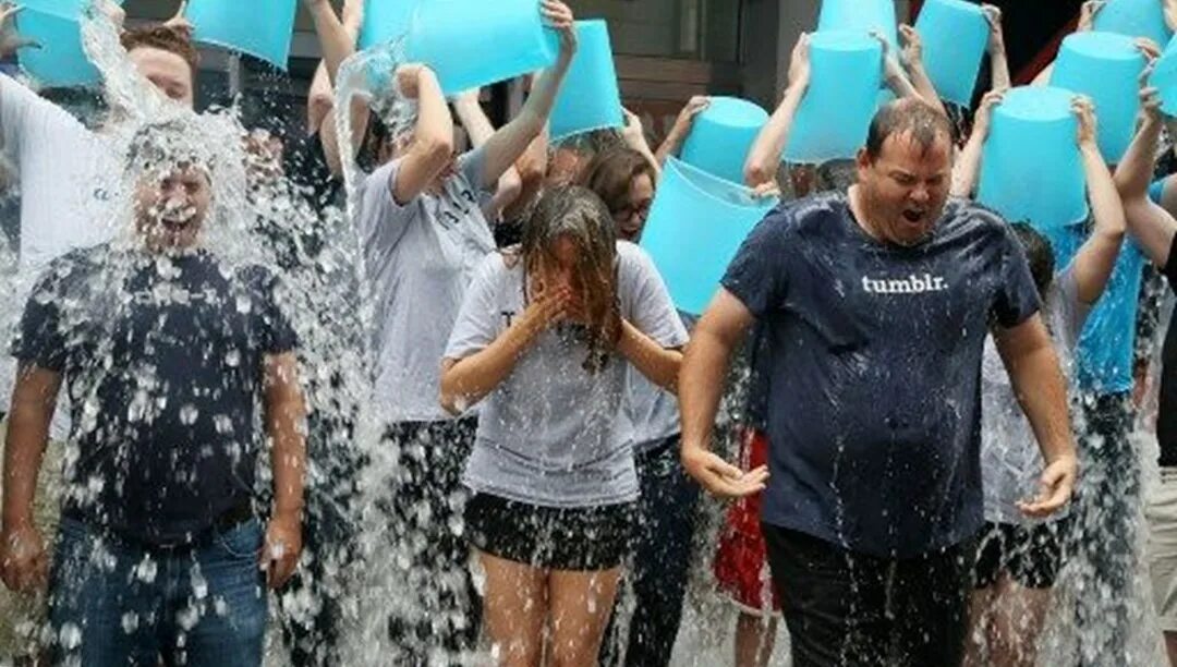 Als bucket challenge. Айс бакет челлендж. als ice bucket challenge (2014):. ice bucket challenge девушки. ice bucket challenge boy.