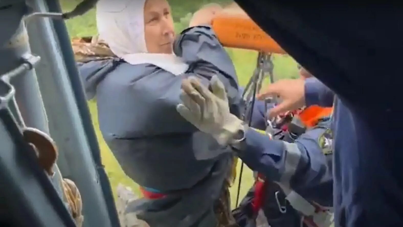 Спасение женщины. Мчс женщины. женская охрана леса??. мальчик потерялся в лесу. видео спасения сахалинок.