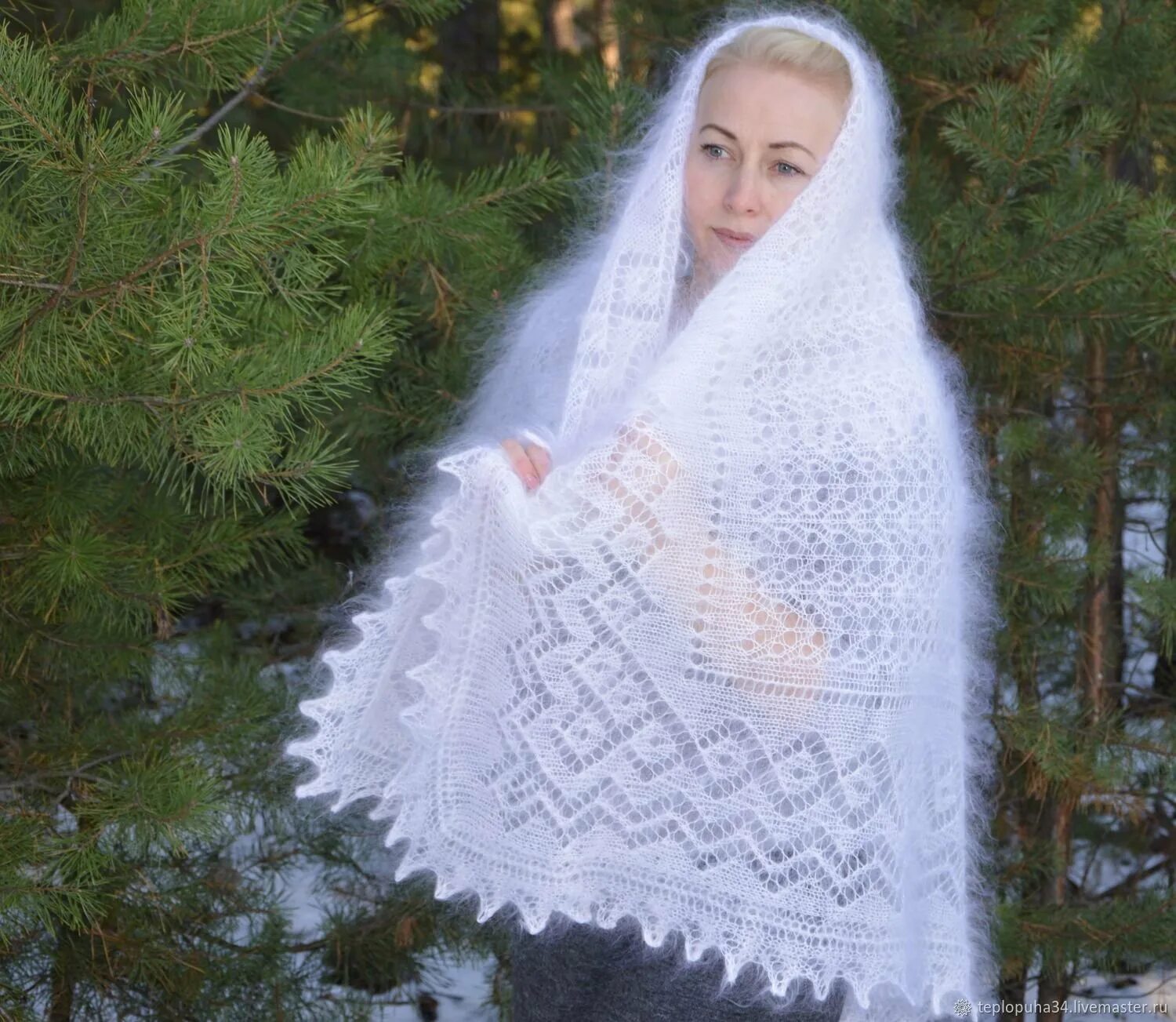 Оленевский пуховый платок шаль. Закутанная в вязаную шаль. Вязаный платок. Учительница закутанная в вязаную шаль. Шаль осеннее равноденствие дундага 6/1.