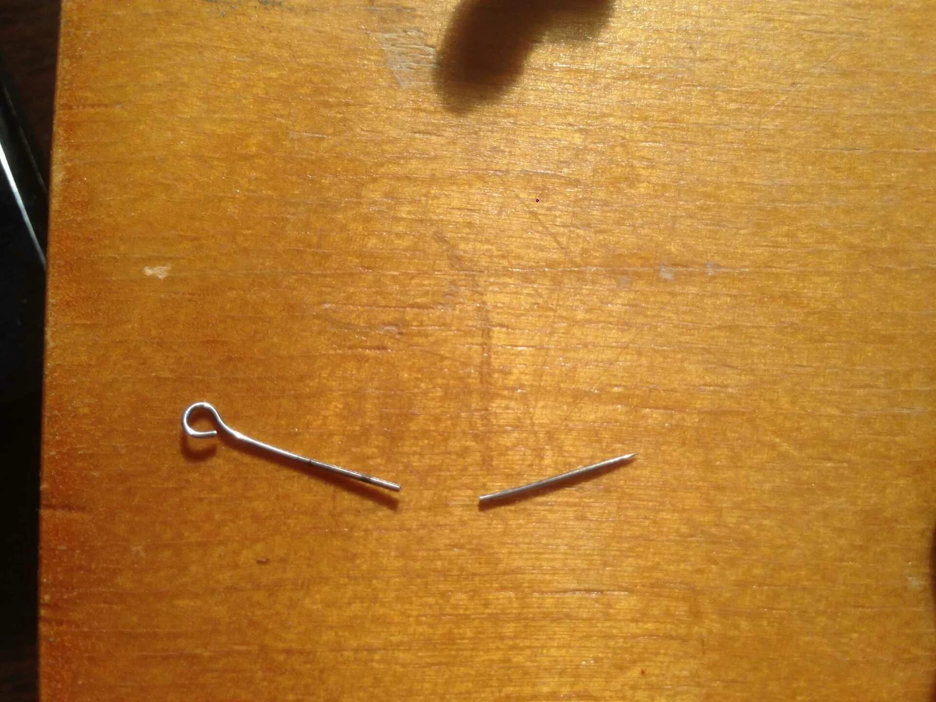 Иголки для подшивания одежды. Нашел иглу в одежде. На игле. Шов ручной без швейной. Игла сломалась.