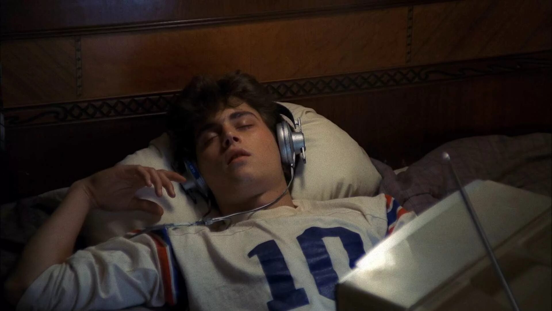 Кошмар на улице вязов уэс крейвер. Кошмар на улице вязов (a nightmare on elm street) (1984). Кошмар на улице вязов (a nightmare on elm street) (1984). Кошмар вязов 1. Кошмар на улице вязов 1 (1984).