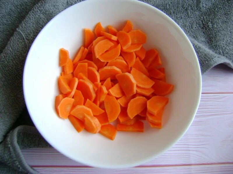 Морковь нарезанная соломкой. Нарезка овощей для супа. Нарезанные овощи. Нарезка картошки кубиками. Овощной суп.