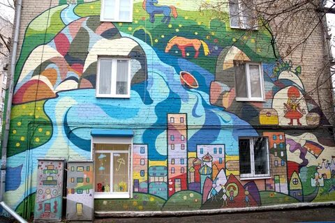 Рисунок на стене дома