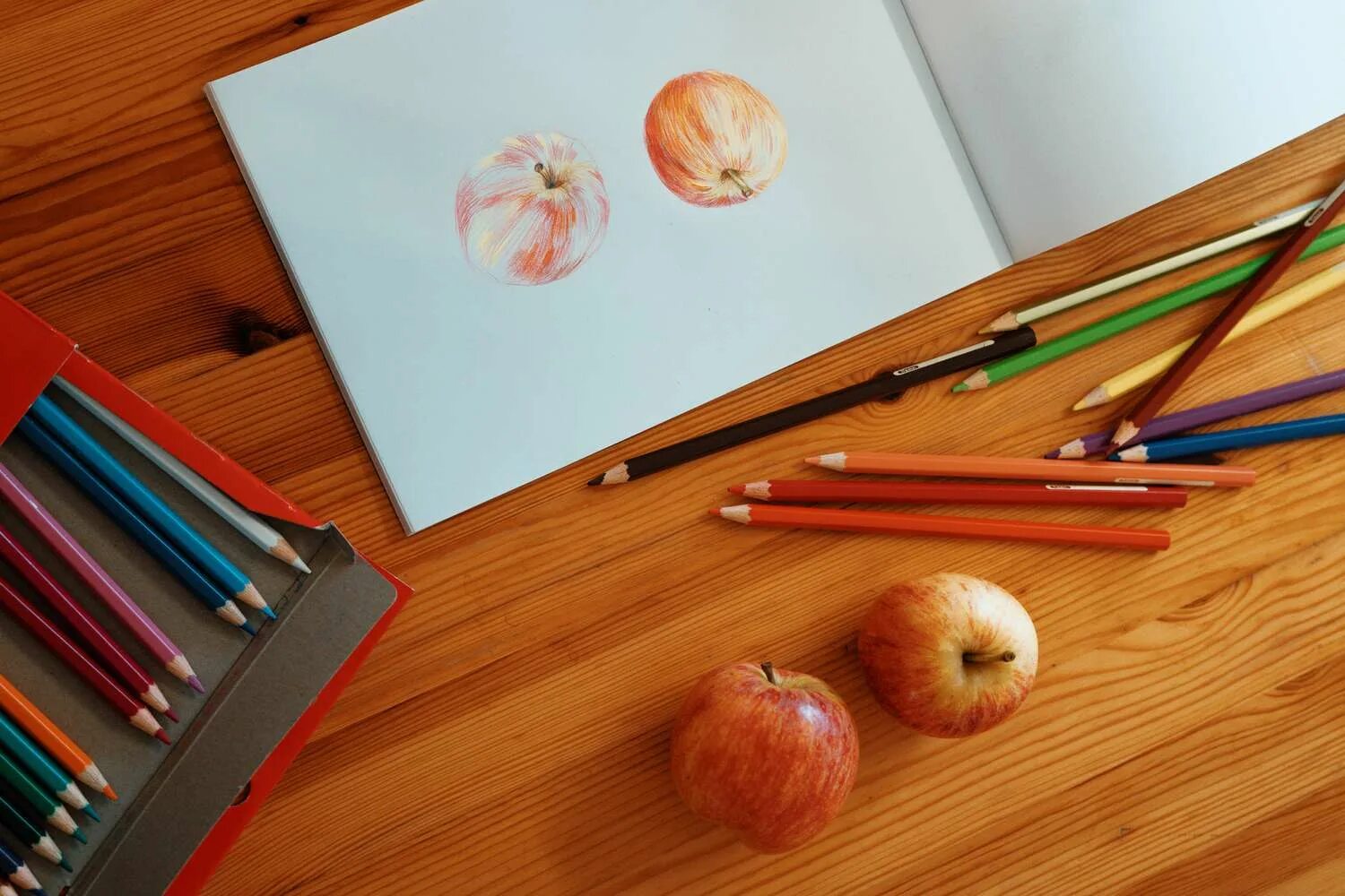 A pencil is on the table. Стол рисунок. что можно нарисовать на столе. чистый лист и карандаш. pencil on the table.