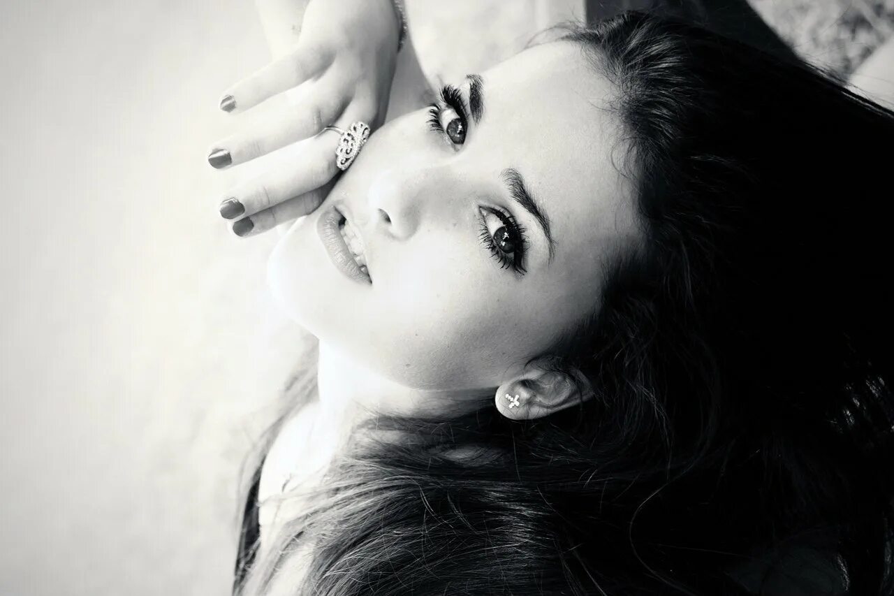 Задумчивая девушка. Гордая женщина. Анджелина джоли в перчатках. Задумчивая девушка. Гардея дквушка.