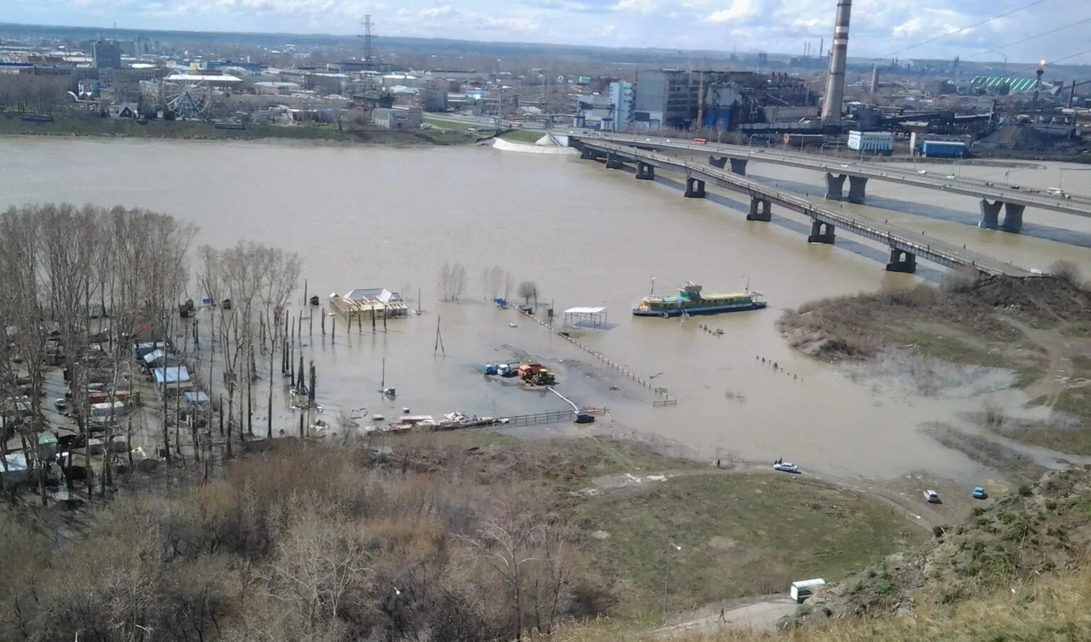 Уровень томи в новокузнецке сегодня веб камера. Река Томь Новокузнецк. Гавань Кемерово. Уровень воды в Томи в Кемерово. Калтан наводнение 2004.