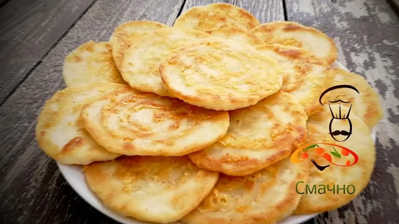 Пышные лепешки с сыром на сковороде. Лепёшки на сковороде. сырная лепёшка на сковороде. лепешка с сыром. сырные лепёшки на кефире на сковороде.
