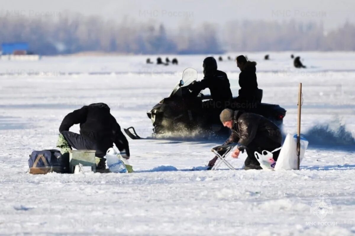 Зимняя рыбалка. Рыбаки на льду. Рыбак зимой. Клязьминское водохранилище зимой. Risk of ice