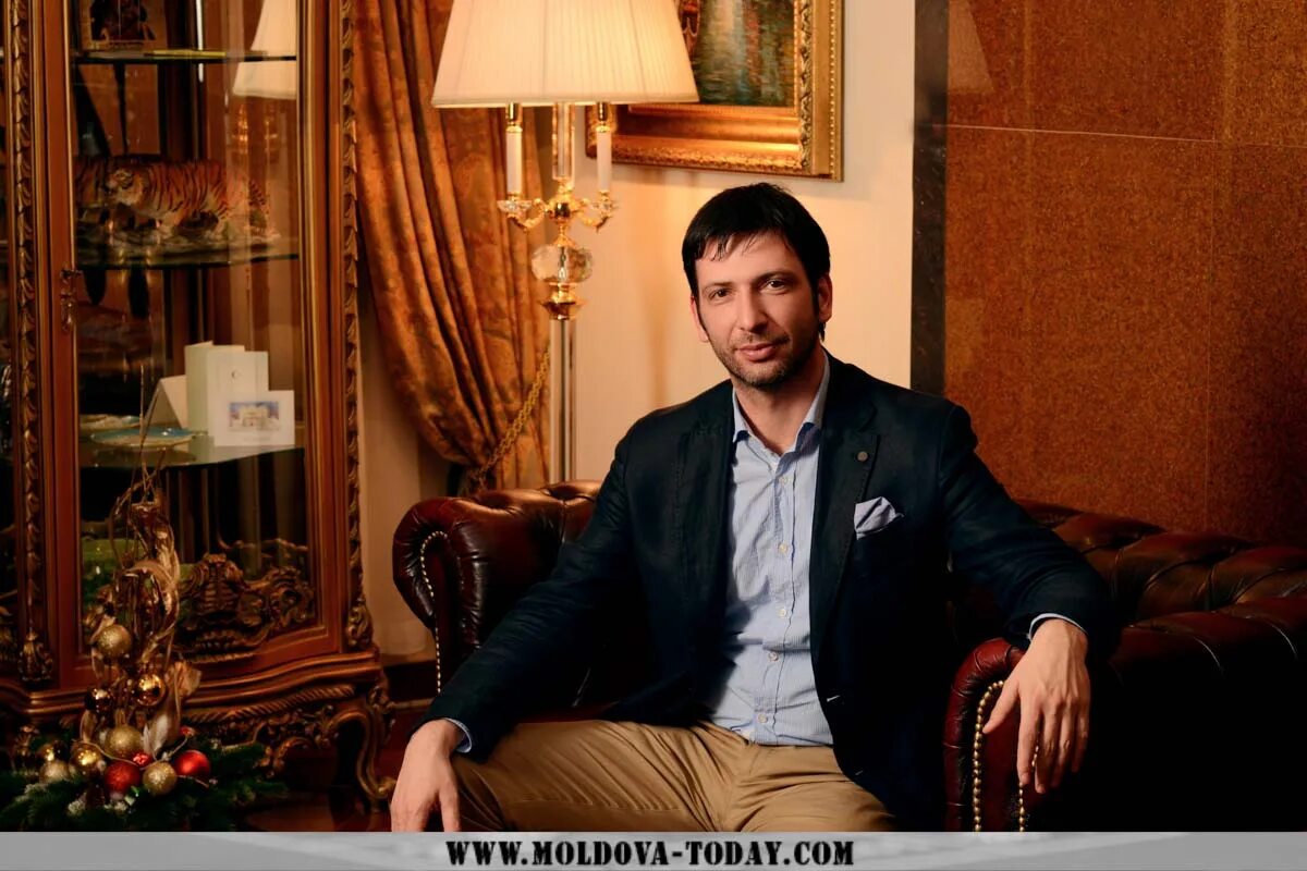 счастливый мужчина. бизнесмен. мужчина в костюме сидит. Businessman 400x400. состоявшийся бизнесмен.