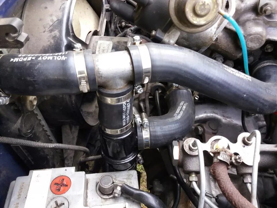 Система охлаждения шеви нива. 0107051 патрубок системы охлаждения. Замена патрубка системы. Силиконовые патрубки на уаз 402 двигатель. Патрубок радиатор термостат 2112.