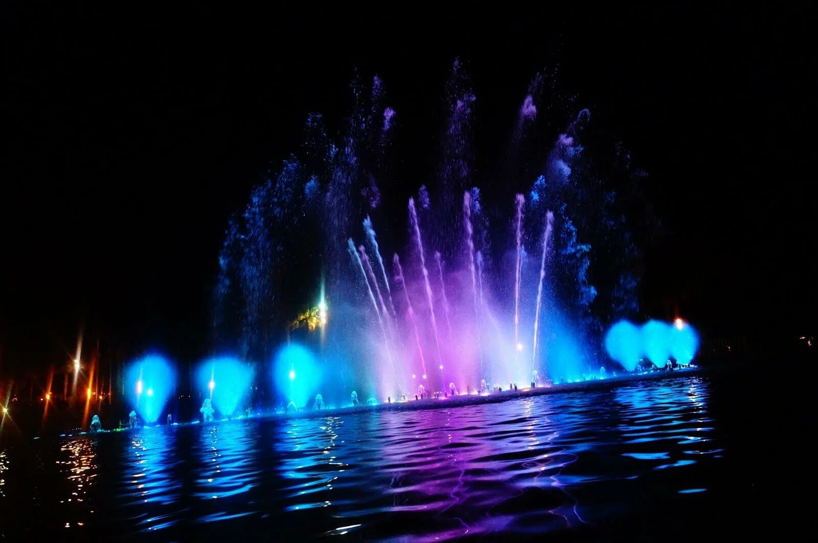 Время поющих фонтанов. Поющие фонтаны в Адлере. Поющий фонтан в Новокузнецке. Поющие фонтаны в Новосибирске на набережной.