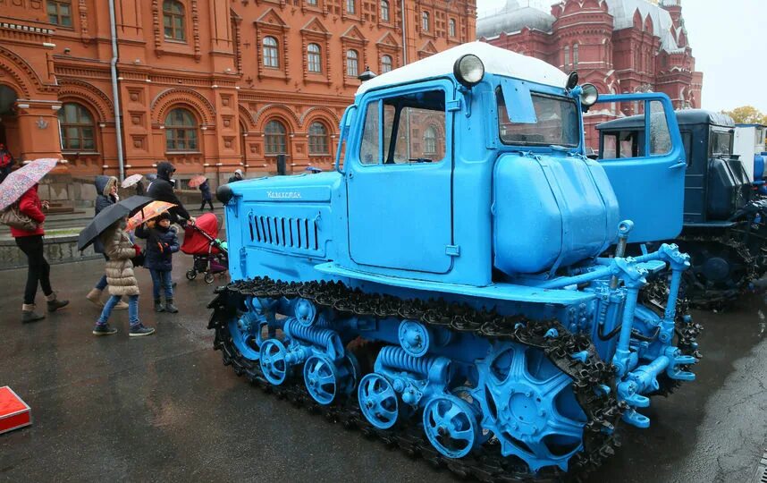 Московский тракторный. Трактор в Москве. Московский трактор. Трактор Мос. Автотранспорт Москва трактор.