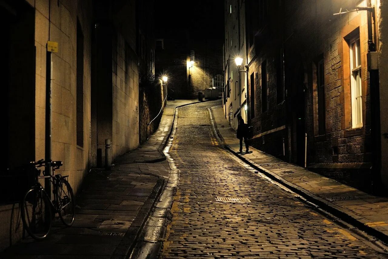 Жуткие улицы. Темная улица. Ночная улица. Мрачная улица. Ночные пустынные улицы.