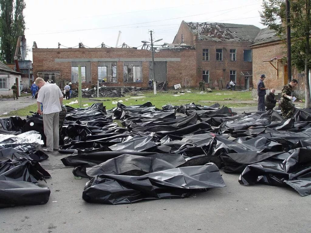 Сколько человек погибло при теракте в беслане. Захват школы в Беслане 1 сентября. Беслан теракт в школе 2004.