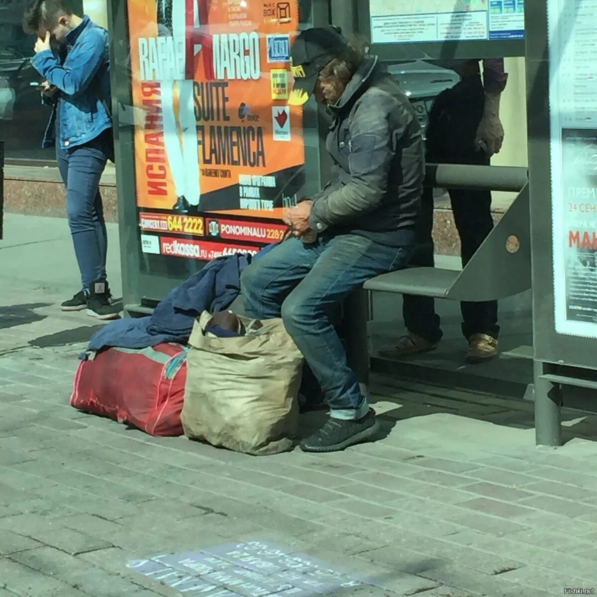 Определить бомжа. Бездомные на улицах Москвы.