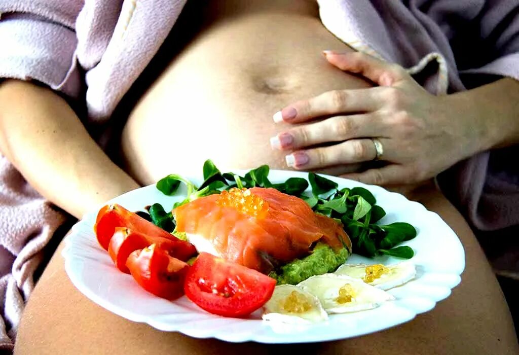 Суши во время беременности. Суши во время беременности. Суши во время беременности. Девочка ест суши. Девушка ест.