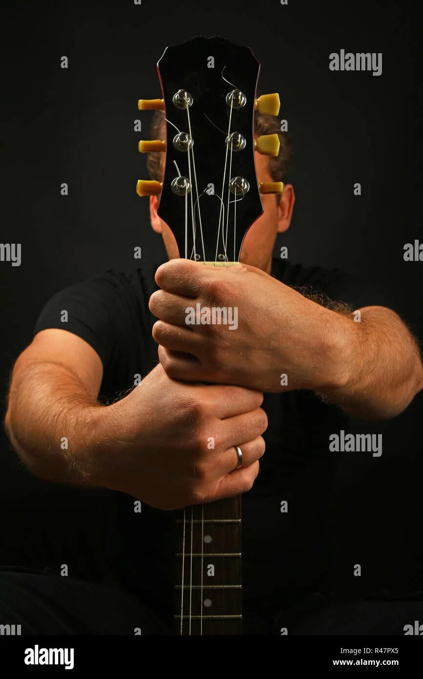 Гитара. Современная гитара. Гитара в одной руке. Классическая посадка гитариста. Гитара prince telecaster.