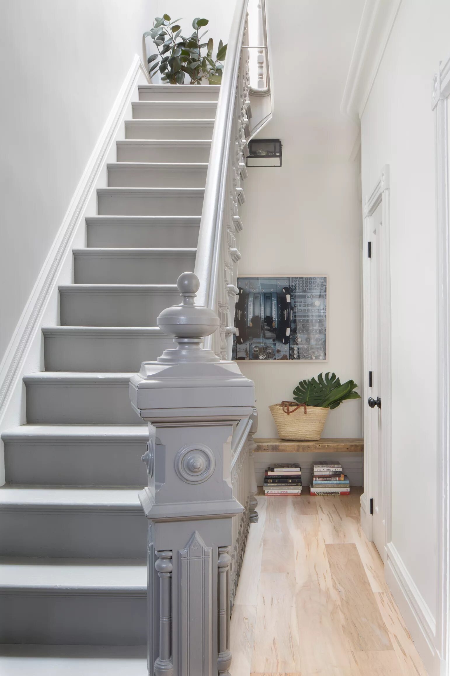 Лестница серого цвета в интерьере деревянная A dramatic staircase welcomes guests to this exquisite home in Orlando, FL Harmo