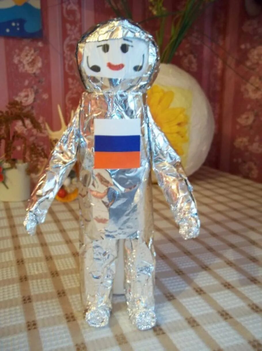Как делать космонавта из фольги. Конструирование космонавта для детей детского сада.