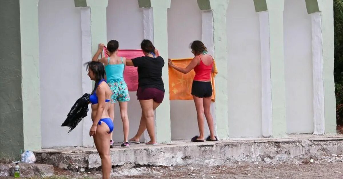 Красивая женщина переодевается. Девочка переодевается в кабинке. Женщины переодеваются. Увидел девушку переодевающейся. Переодевает нижнее бельё.