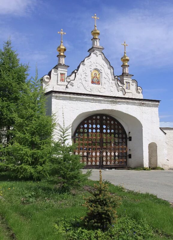 кремль тобольск ворота. валаамский спасо-преображенский монастырь. свято троицкий трифонов печенгский монастырь в мурманской области. кострома северные екатерининские ворота. покровский монастырь хотьково ворота.