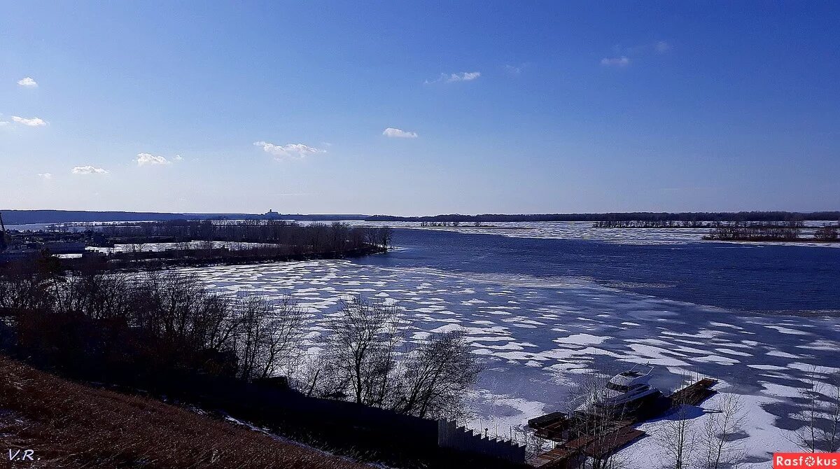 Уровень воды в каме на сегодня сарапул. Река Кама Чистополь. Набережная Кама Чистополь. Река Кама в Чистополе. Март Кама Пермь.