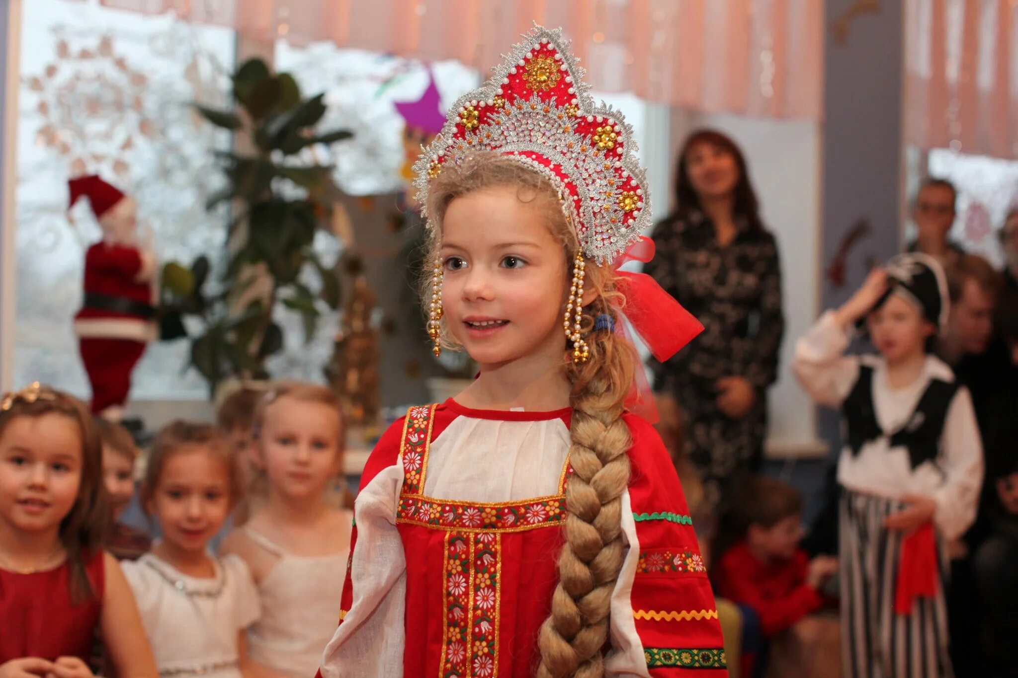 Русско народный в садике. Прическа в фольклорном стиле для детей. Русская народная прическа для девочки. Прическа в русском народном стиле для девочки. Конкурс коса Девичья Краса.