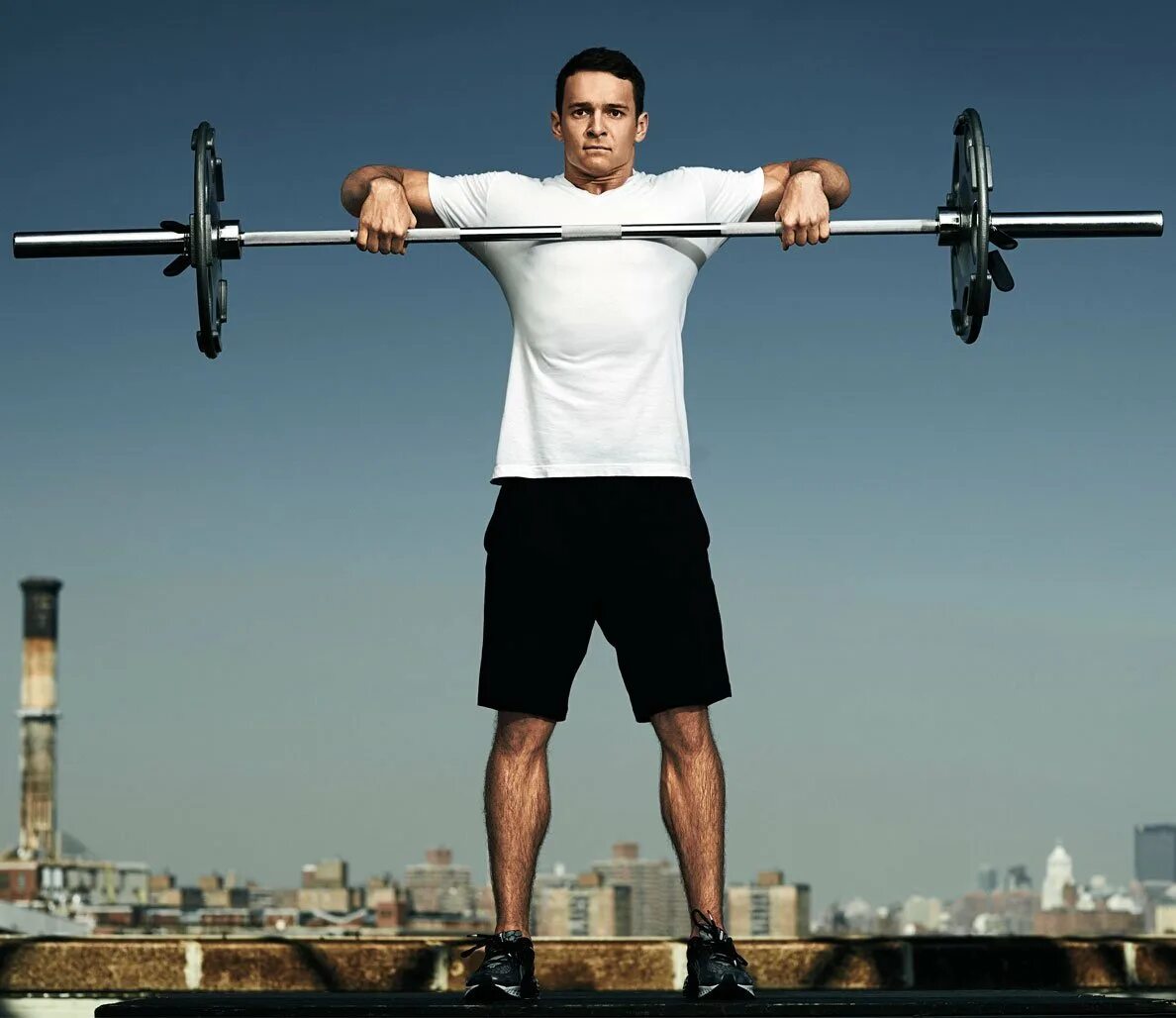 Тяга к подбородку широким хватом. Тяга штанги к подбородку. Тяга к подбородку широким хватом. Протяжка штанги к подбородку стоя. Протяжка штанги к подбородку стоя.