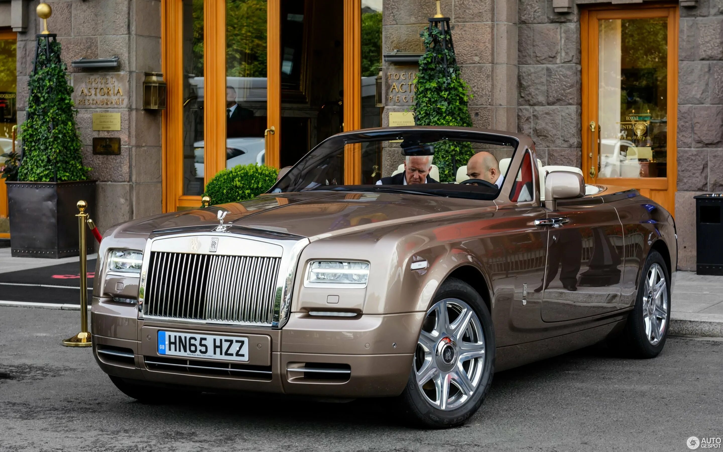 Роллс ройс купе. Rolls Royce Phantom Drophead. Роллс Ройс Phantom Drophead Coupe. Rolls Royce Drophead Coupe. Rolls Royce Phantom Coupe Drophead 2011.