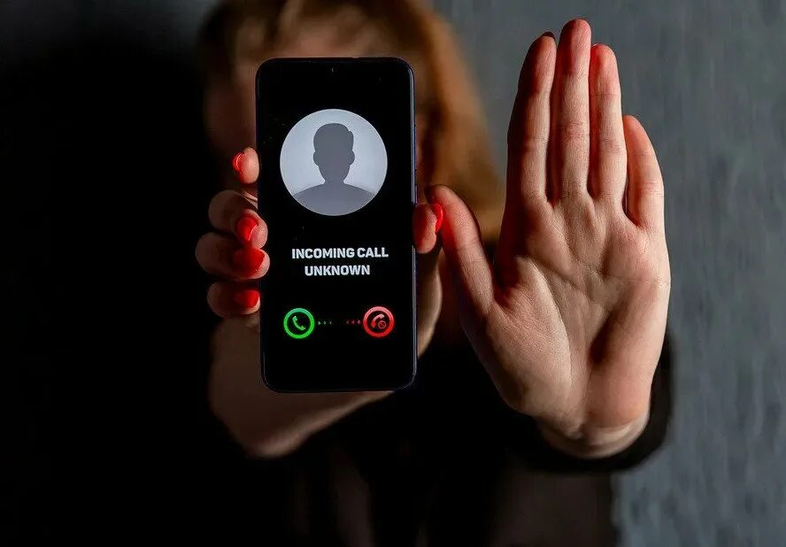 Девушка со смартфоном. Незнакомые номера девушек. Любой номер телефона. Неизвестный номер. Девушка с телефоном.