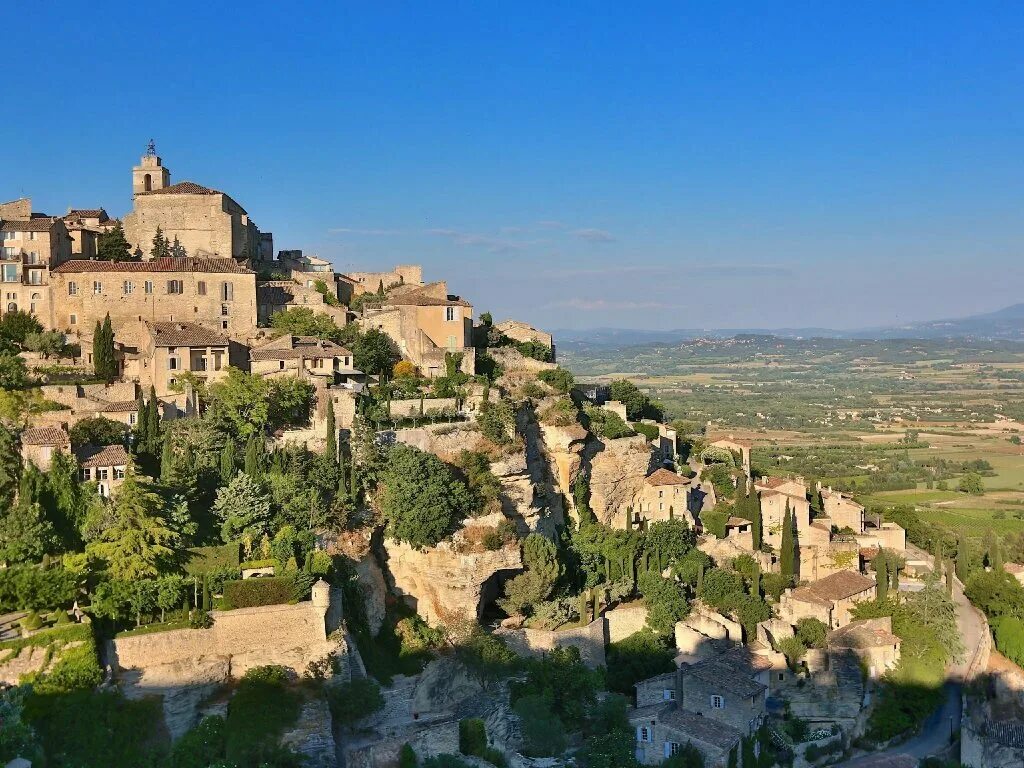 Bastide. Люберон Франция. Gordes Франция достопримечательности. Люберон природный парк. Монпазье Франция.