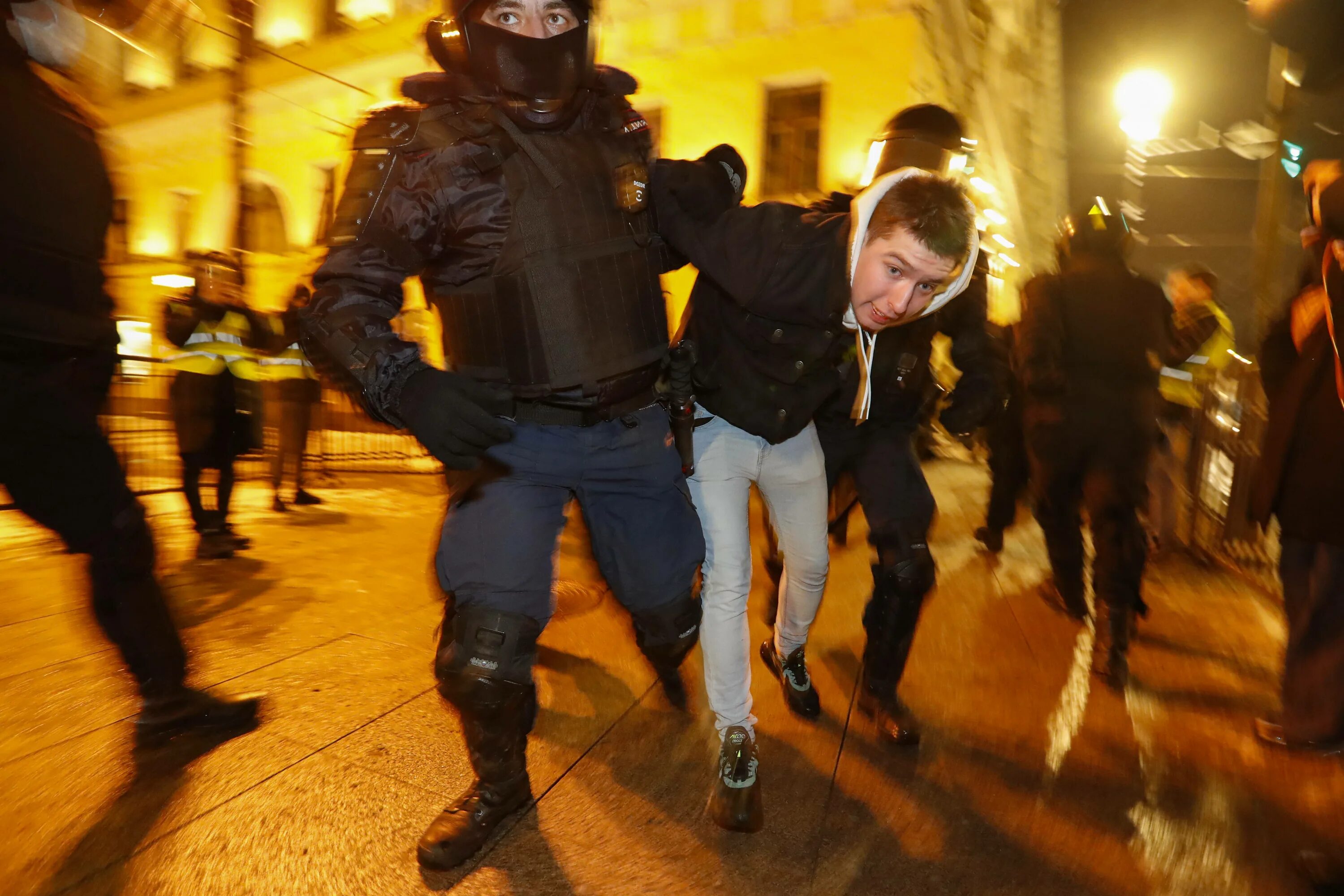 Выразить протест. Лысый мужчина на акциях протеста в москве 2012.