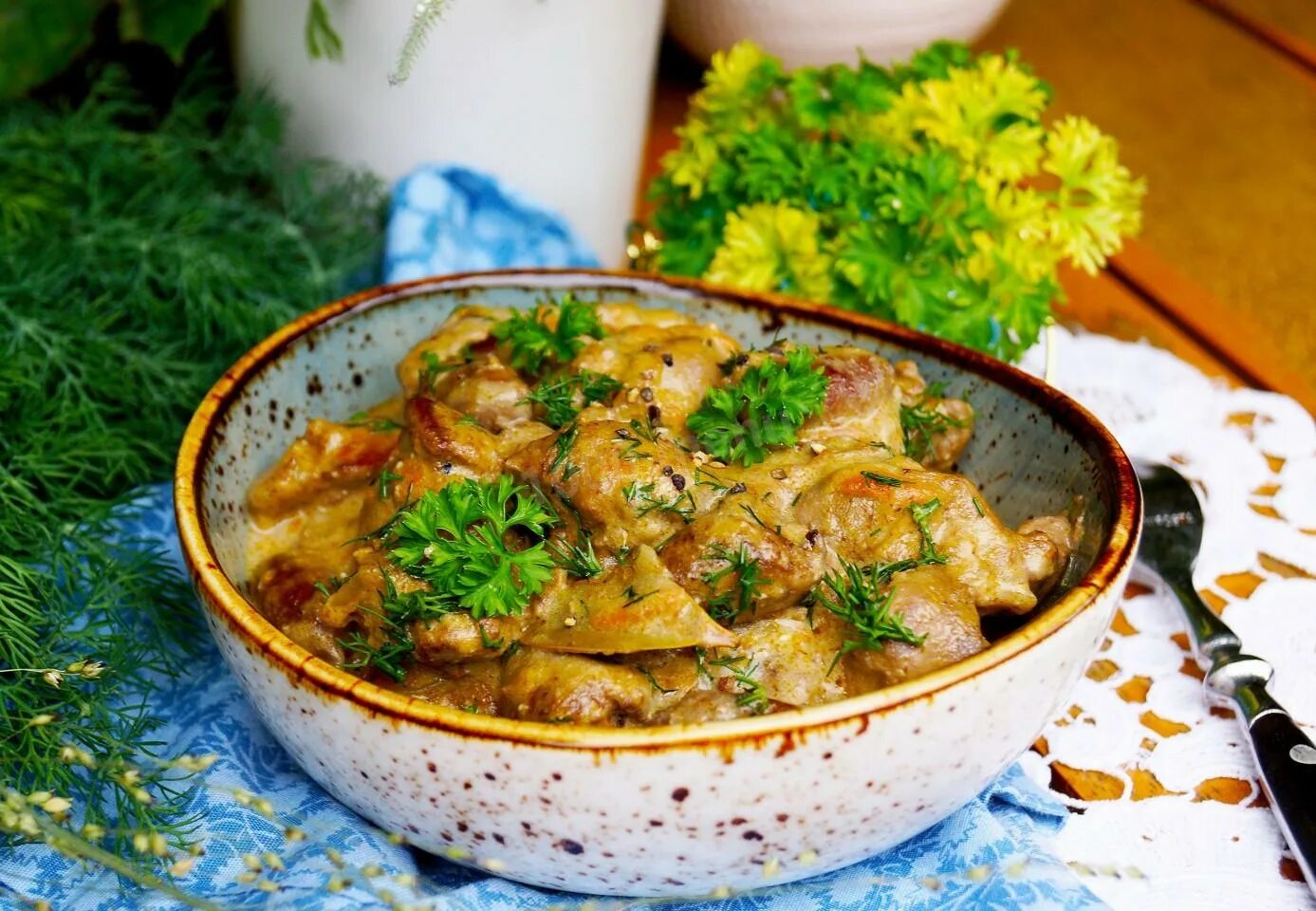 Приготовить куриные сердечки с печенью