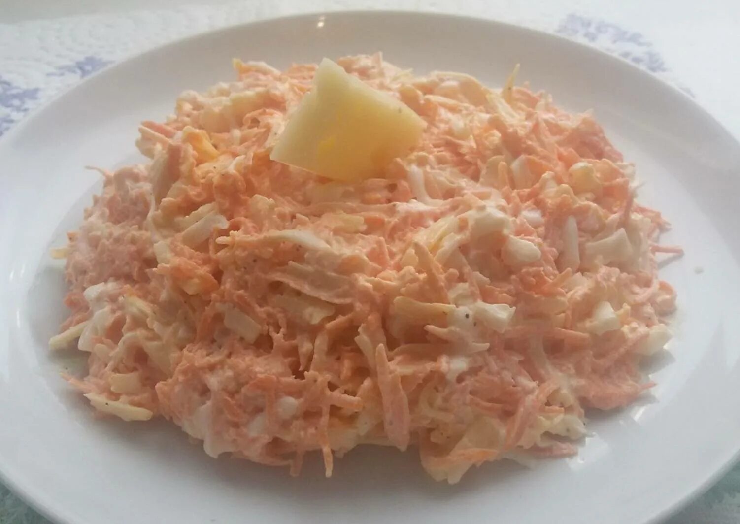 Морковка яйцо чеснок. Морковный салат с яйцом. салат морковь с сыром и яйцом. морковь с майонезом. салат из морковки с сыром и яйцом.